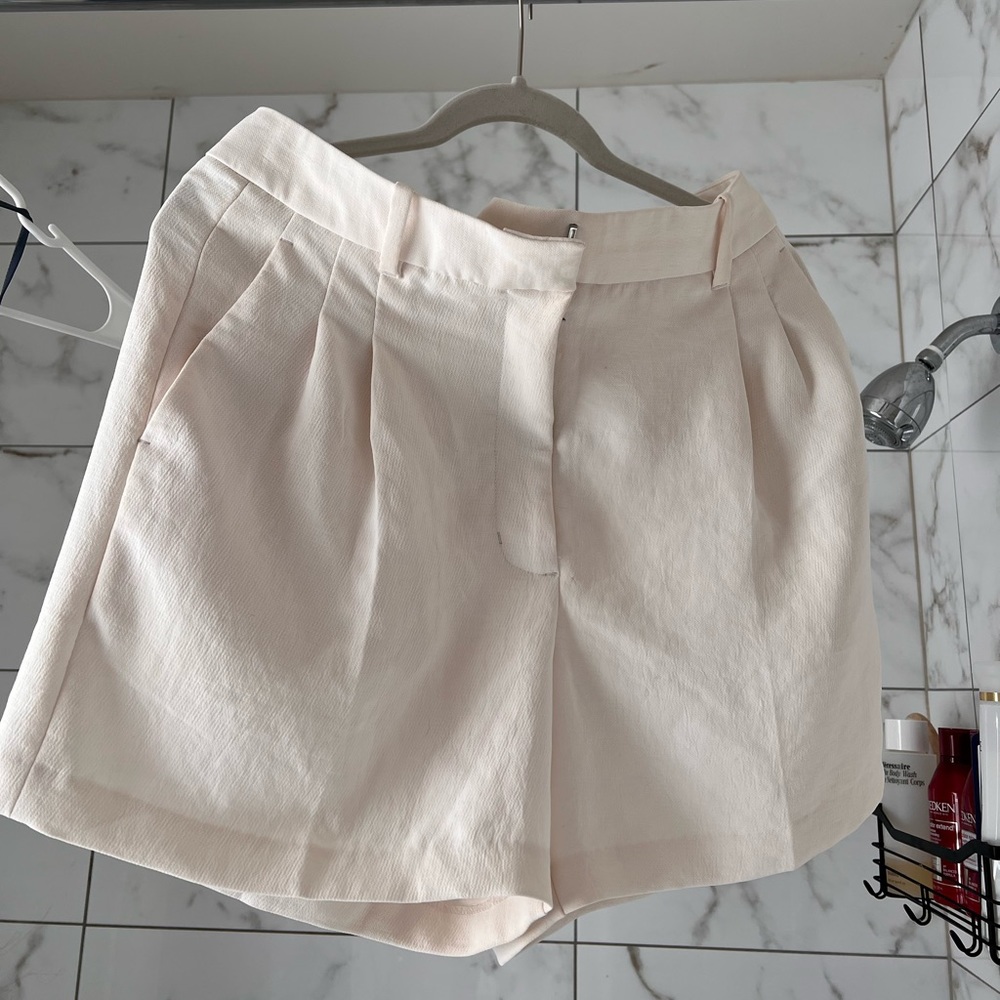 Aritzia Babaton White Dress Shorts